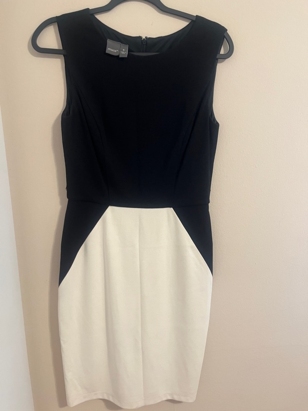 Muse Black and White Sleeveless Colorblock Midi Dress